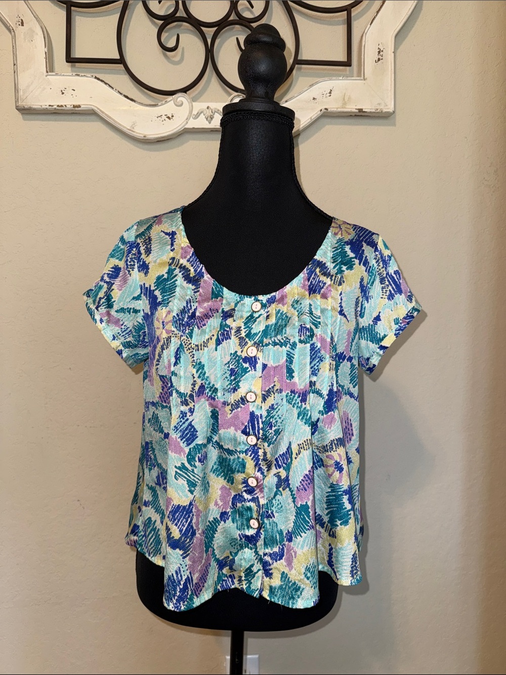Women’s Short Sleeve Scoop Neck Button Front Top